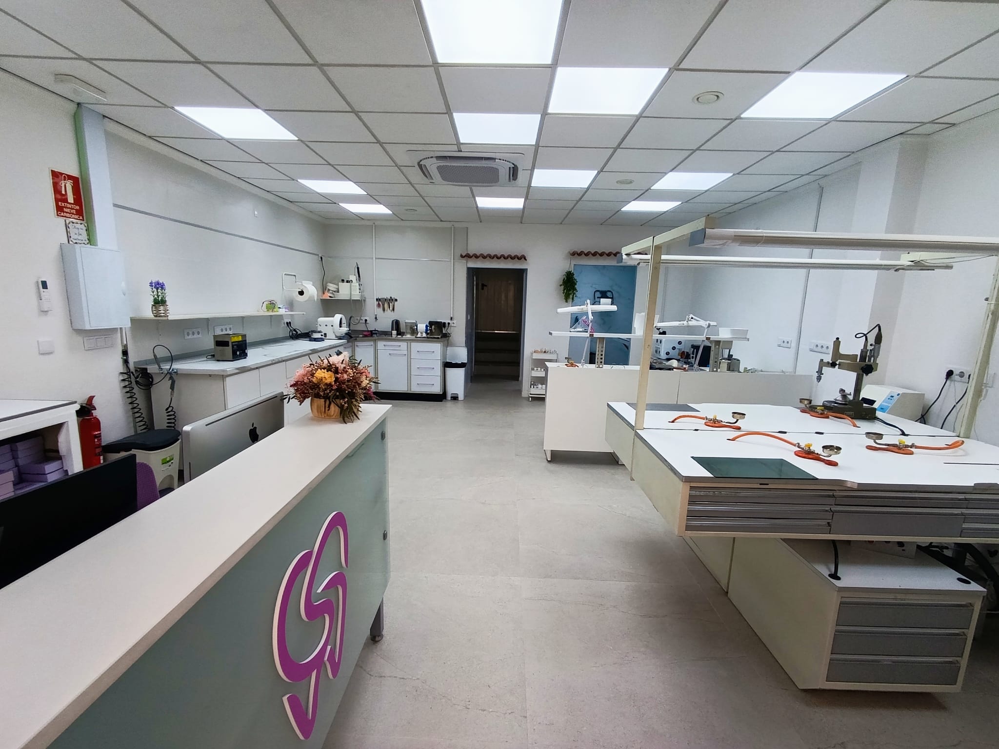 Interior completo del Laboratorio Dental Sandoval, La Ñora, Murcia